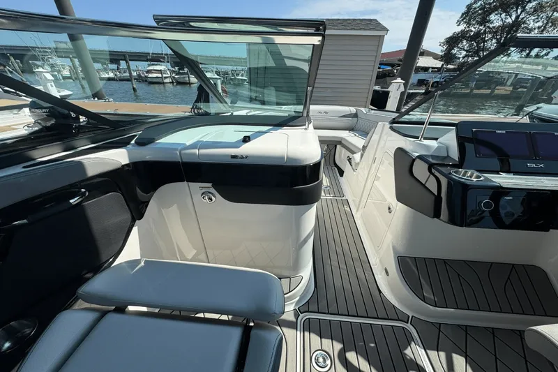 Slide: The Image of Sea Ray SLX 260 Outboard 2025 - 13