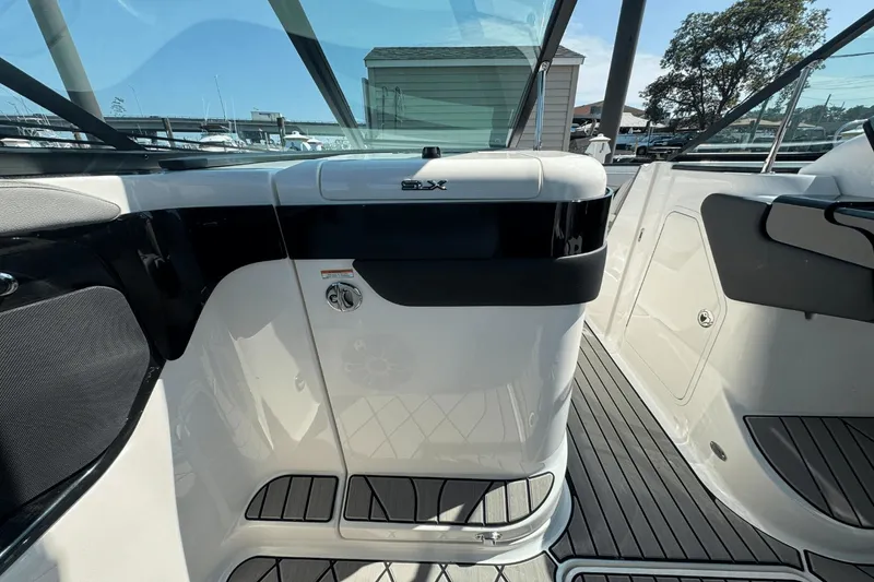 Slide: The Image of Sea Ray SLX 260 Outboard 2025 - 14