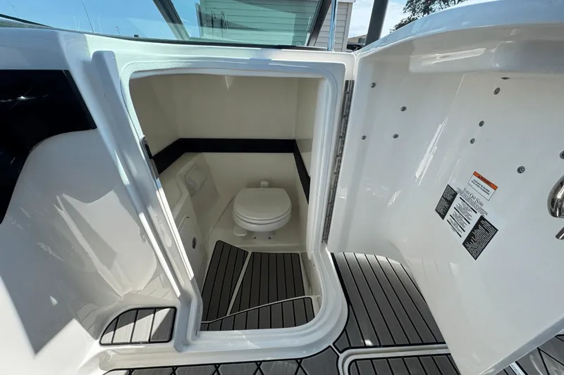 Slide: The Image of Sea Ray SLX 260 Outboard 2025 - 15