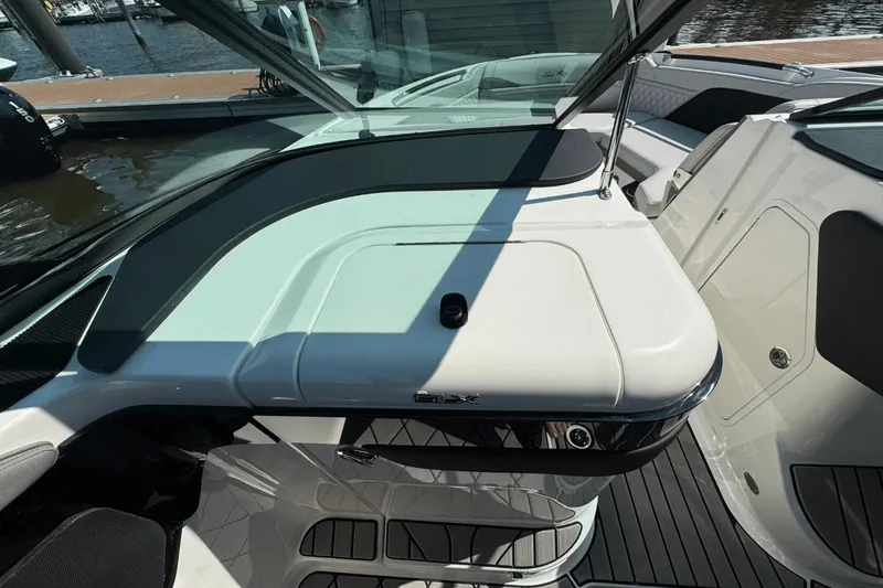 Slide: The Image of Sea Ray SLX 260 Outboard 2025 - 16