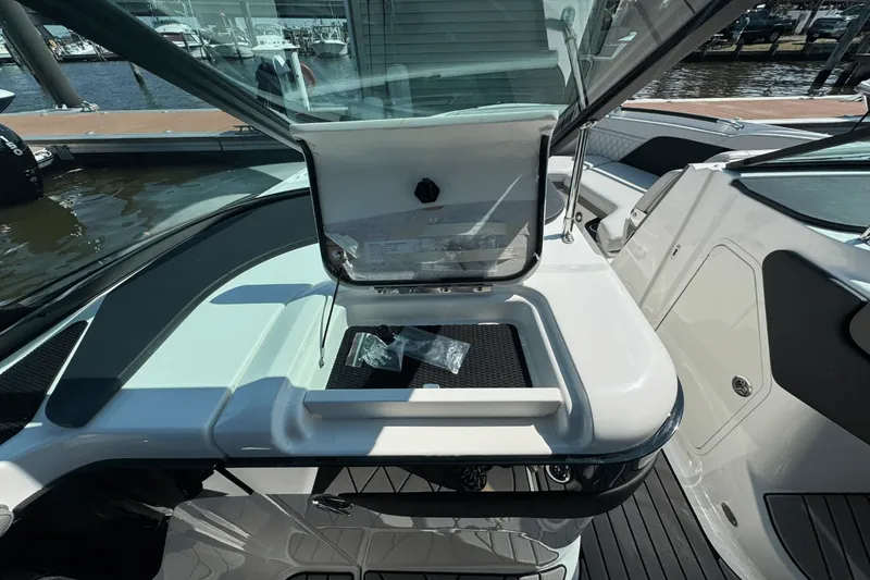 Slide: The Image of Sea Ray SLX 260 Outboard 2025 - 17