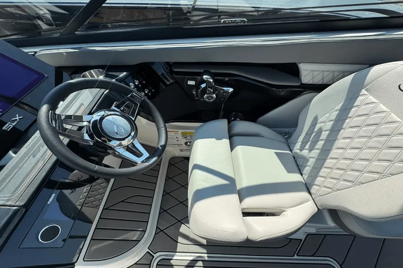 Slide: The Image of Sea Ray SLX 260 Outboard 2025 - 18