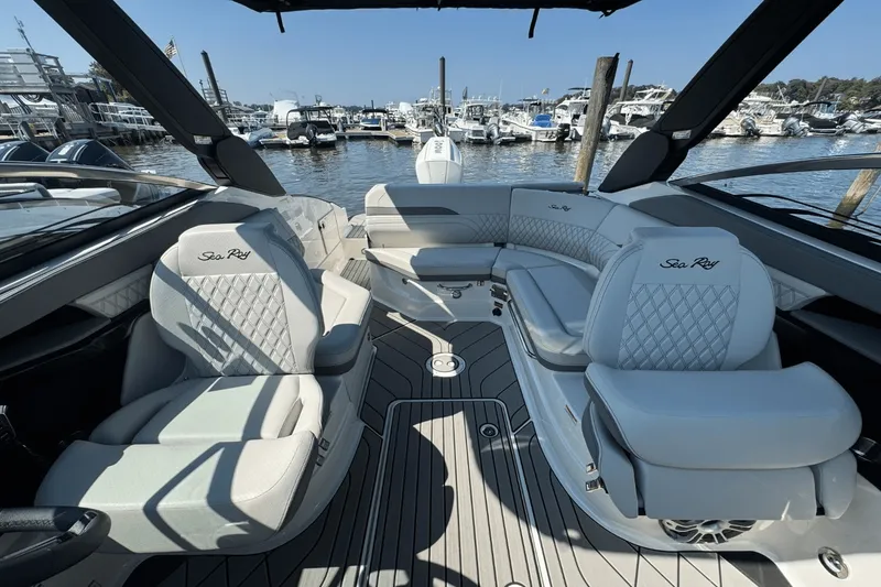 Slide: The Image of Sea Ray SLX 260 Outboard 2025 - 20