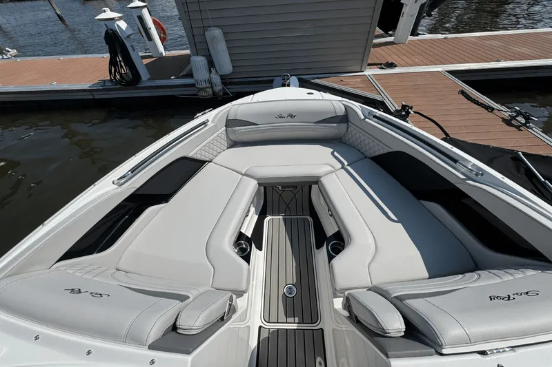 Slide: The Image of Sea Ray SLX 260 Outboard 2025 - 23