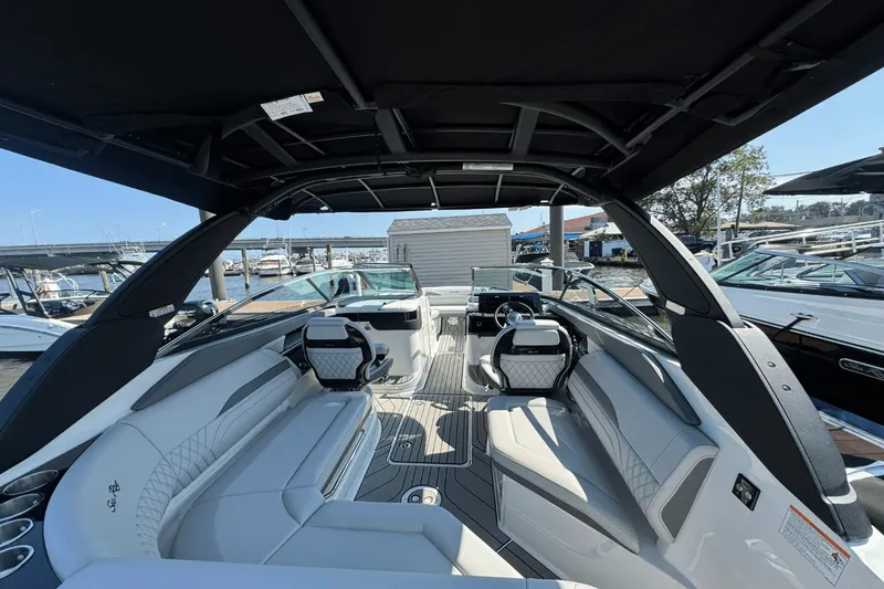 Slide: The Image of Sea Ray SLX 260 Outboard 2025 - 6