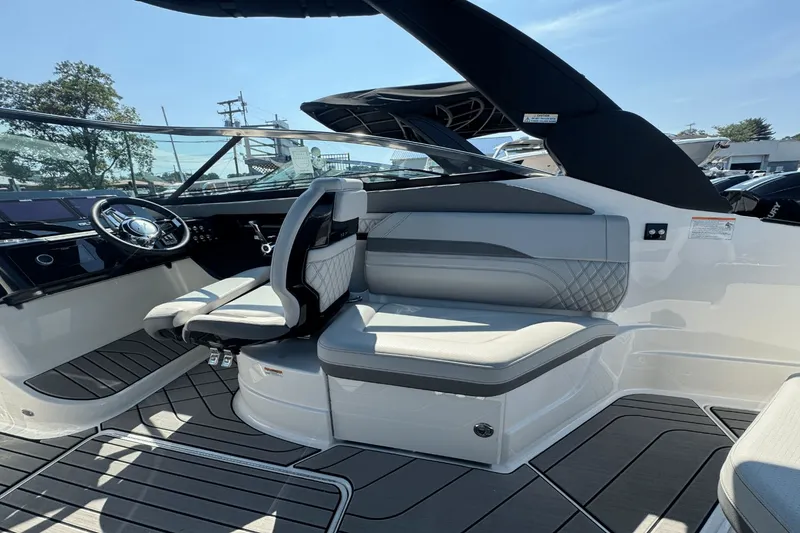 Slide: The Image of Sea Ray SLX 260 Outboard 2025 - 9