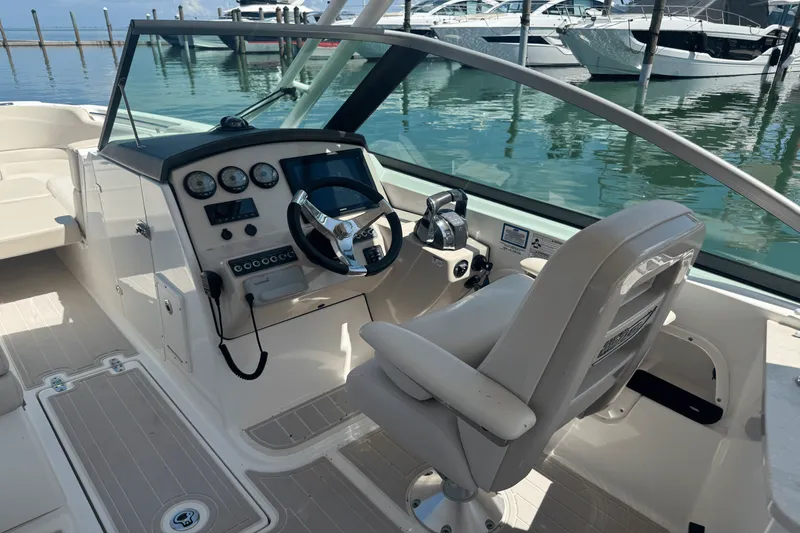 Slide: The Image of Boston Whaler 270 VANTAGE 2015 - 17