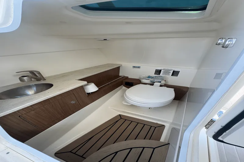 Slide: The Image of Boston Whaler 270 VANTAGE 2015 - 25