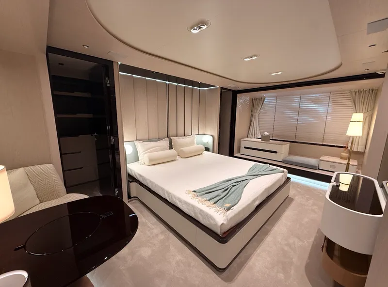 Slide: The Image of Azimut GRANDE 25M 2022 - 10