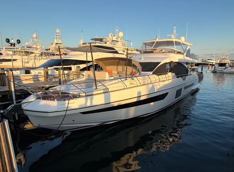 Slide: The Image of Azimut GRANDE 25M 2022 - 11