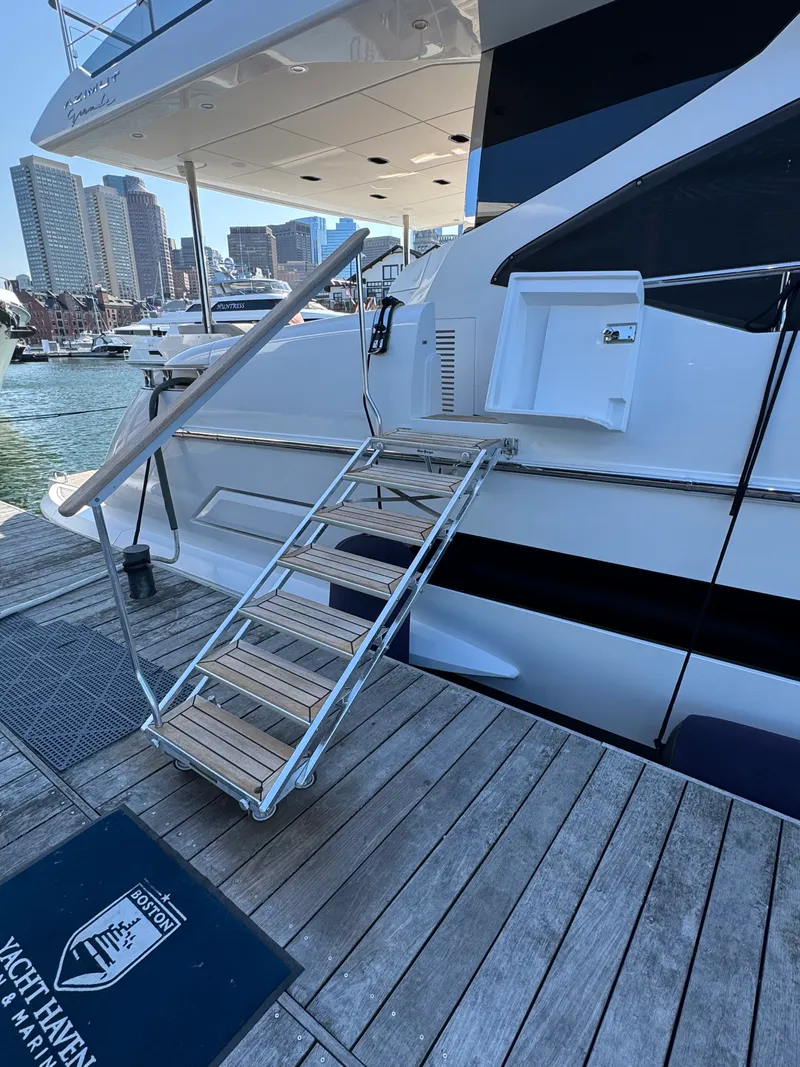 Slide: The Image of Azimut GRANDE 25M 2022 - 26
