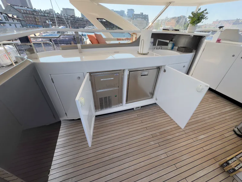 Slide: The Image of Azimut GRANDE 25M 2022 - 27