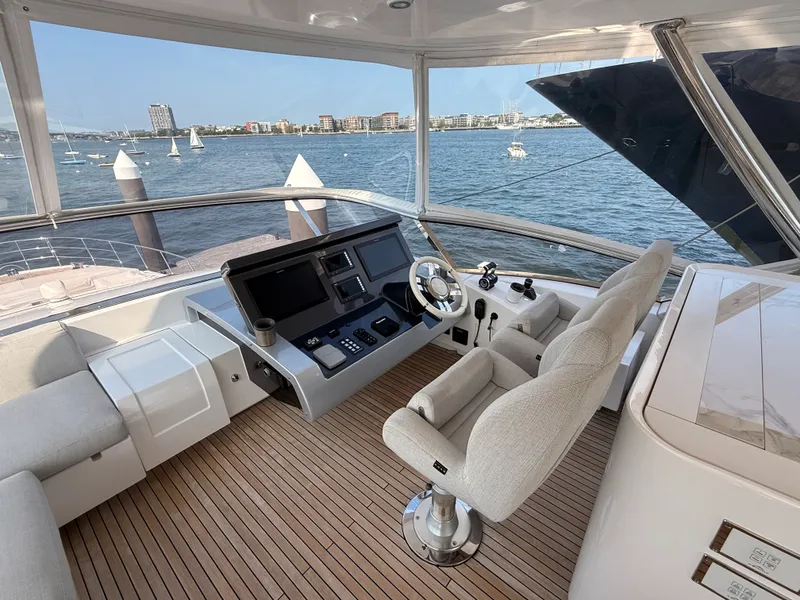 Slide: The Image of Azimut GRANDE 25M 2022 - 37