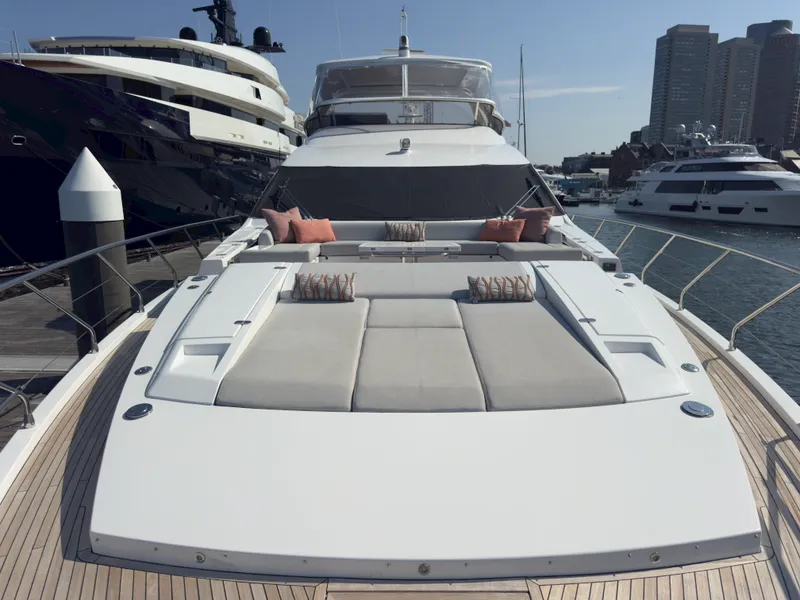 Slide: The Image of Azimut GRANDE 25M 2022 - 44