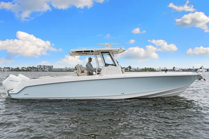 The Image of Boston Whaler 330 OUTRAGE 2022 - 0