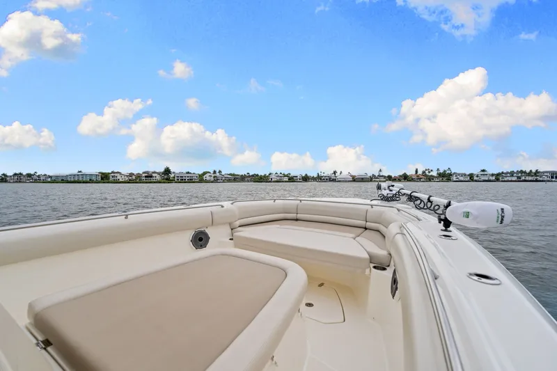 Slide: The Image of Boston Whaler 330 OUTRAGE 2022 - 10