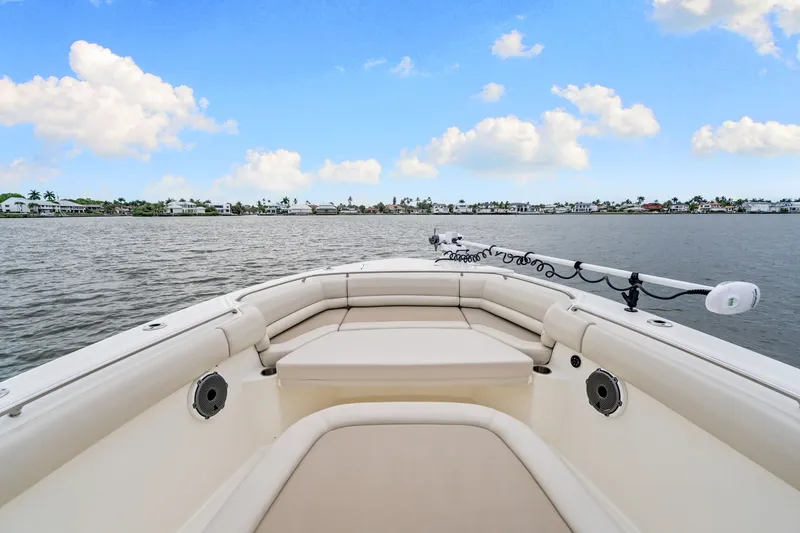 Slide: The Image of Boston Whaler 330 OUTRAGE 2022 - 11