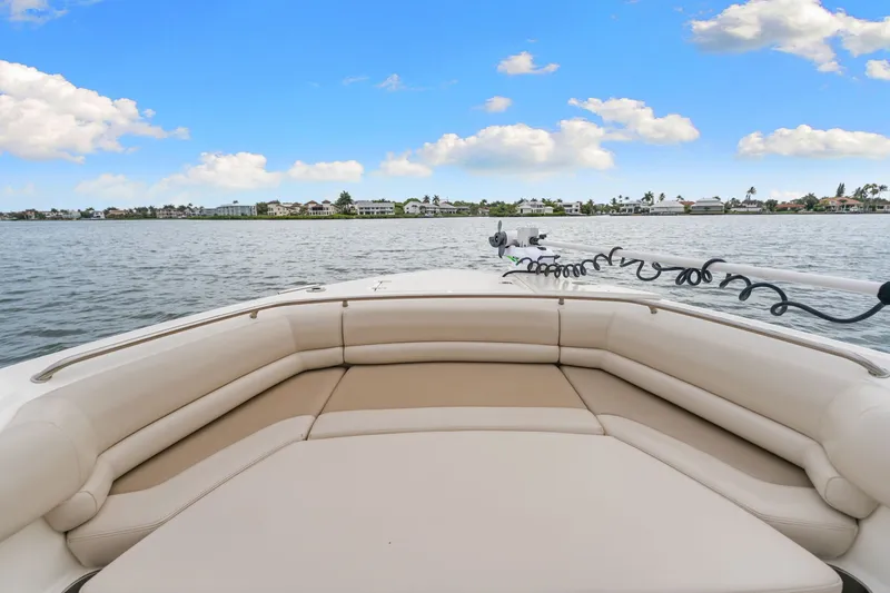 Slide: The Image of Boston Whaler 330 OUTRAGE 2022 - 12