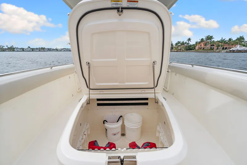 Slide: The Image of Boston Whaler 330 OUTRAGE 2022 - 15