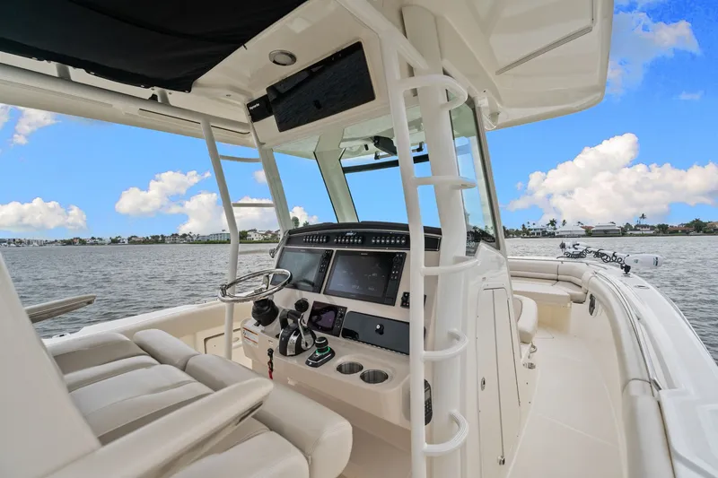 Slide: The Image of Boston Whaler 330 OUTRAGE 2022 - 16