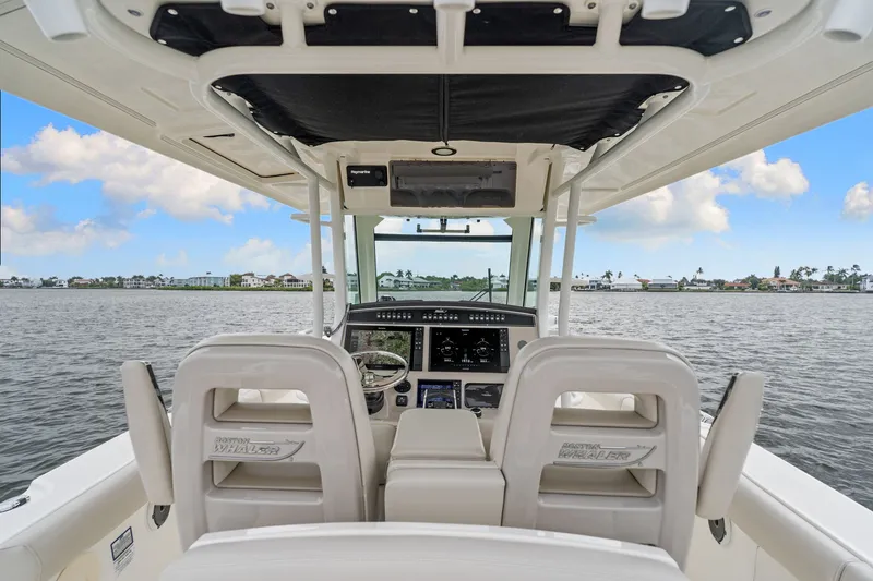Slide: The Image of Boston Whaler 330 OUTRAGE 2022 - 17