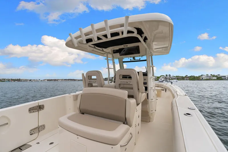 Slide: The Image of Boston Whaler 330 OUTRAGE 2022 - 18