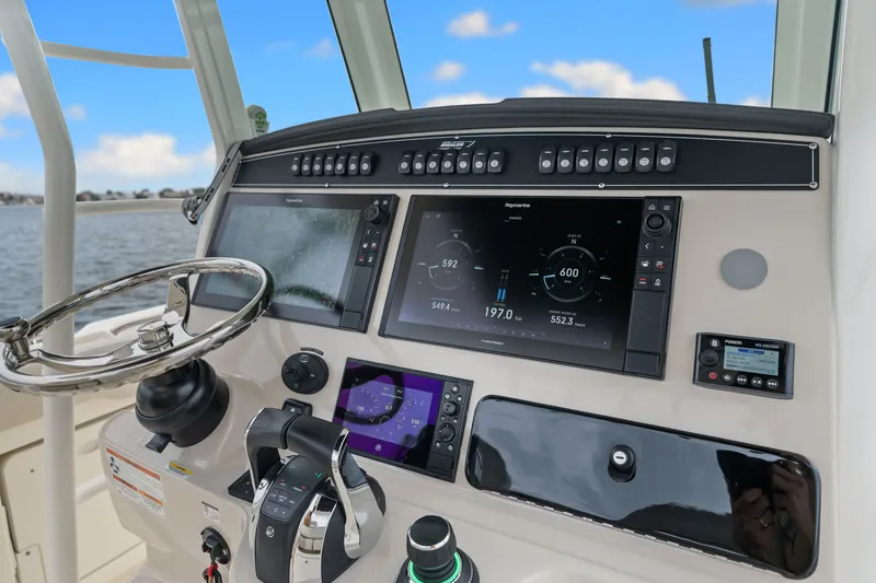 Slide: The Image of Boston Whaler 330 OUTRAGE 2022 - 20