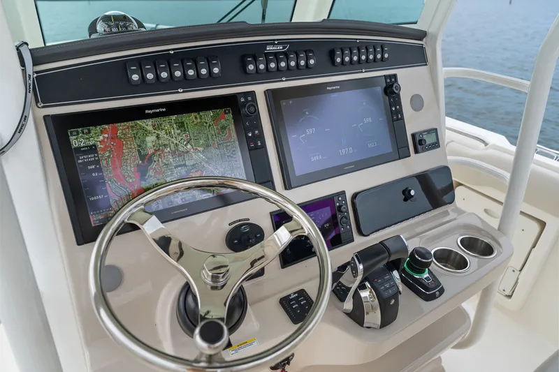 Slide: The Image of Boston Whaler 330 OUTRAGE 2022 - 21