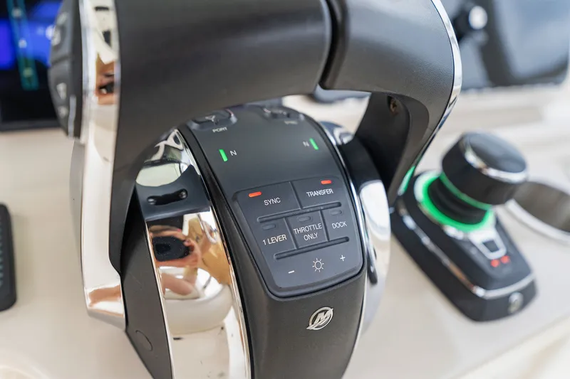 Slide: The Image of Boston Whaler 330 OUTRAGE 2022 - 24