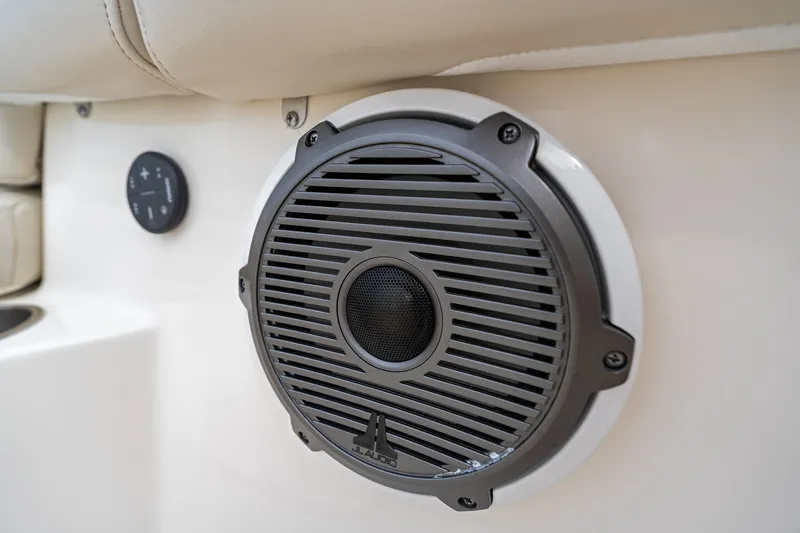 Slide: The Image of Boston Whaler 330 OUTRAGE 2022 - 27