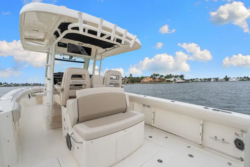 Slide: The Image of Boston Whaler 330 OUTRAGE 2022 - 28