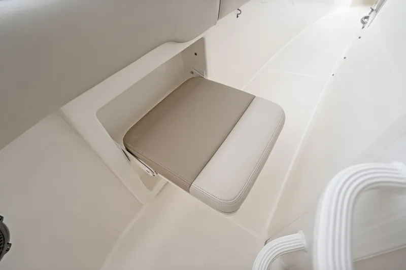 Slide: The Image of Boston Whaler 330 OUTRAGE 2022 - 29