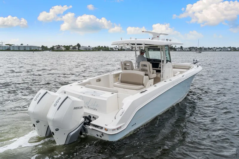 Slide: The Image of Boston Whaler 330 OUTRAGE 2022 - 3