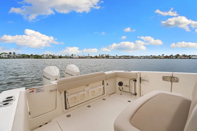 Slide: The Image of Boston Whaler 330 OUTRAGE 2022 - 30
