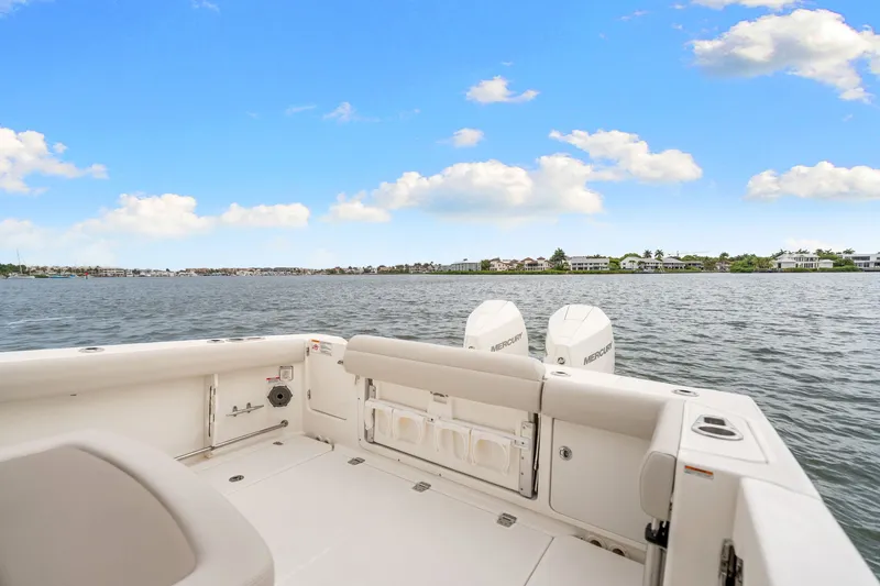 Slide: The Image of Boston Whaler 330 OUTRAGE 2022 - 31