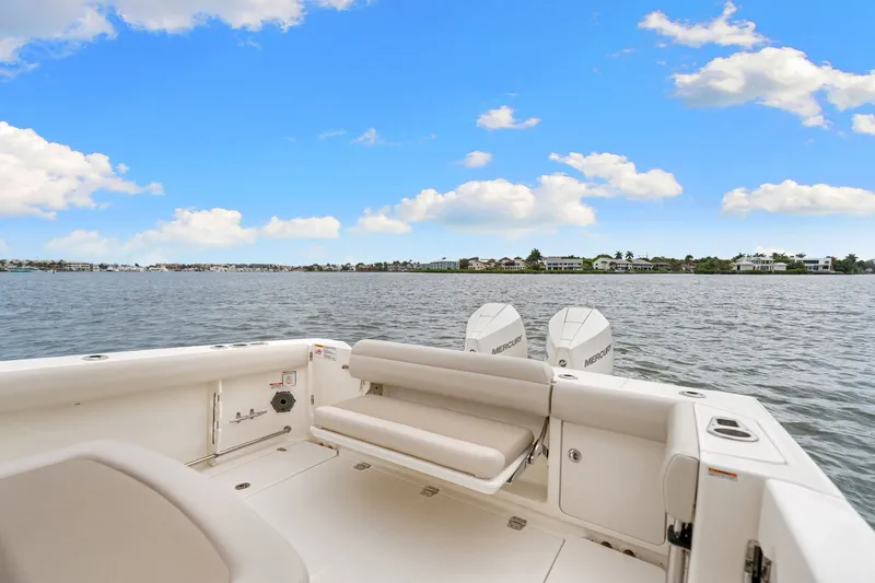 Slide: The Image of Boston Whaler 330 OUTRAGE 2022 - 32