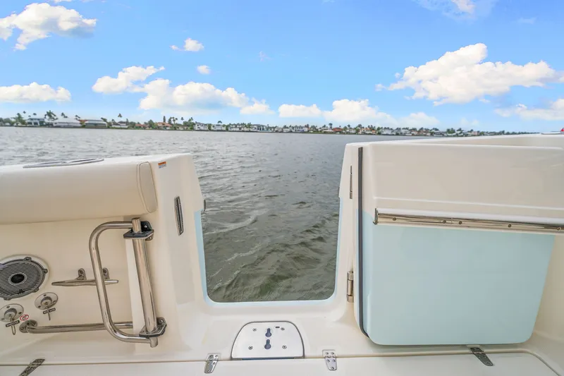 Slide: The Image of Boston Whaler 330 OUTRAGE 2022 - 34