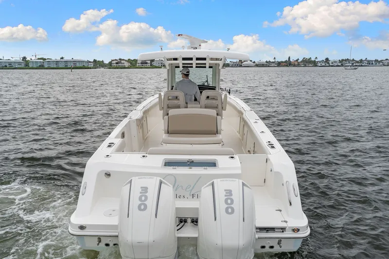 Slide: The Image of Boston Whaler 330 OUTRAGE 2022 - 4