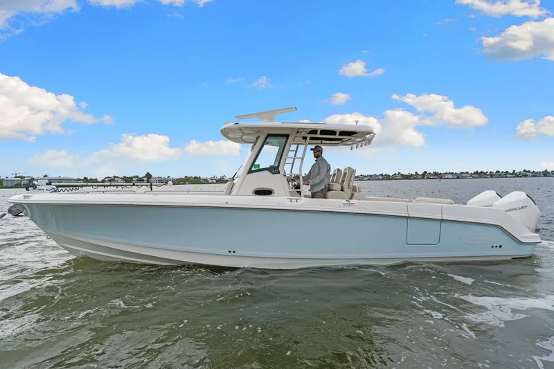 Slide: The Image of Boston Whaler 330 OUTRAGE 2022 - 5