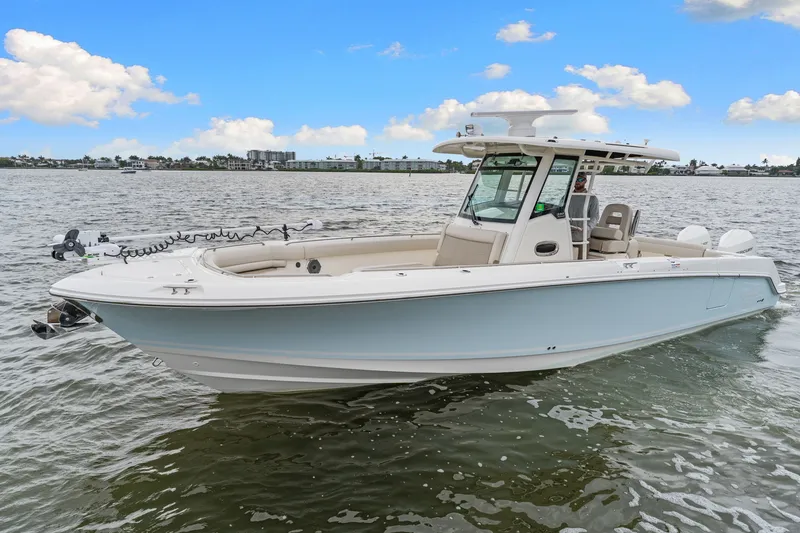 Slide: The Image of Boston Whaler 330 OUTRAGE 2022 - 6