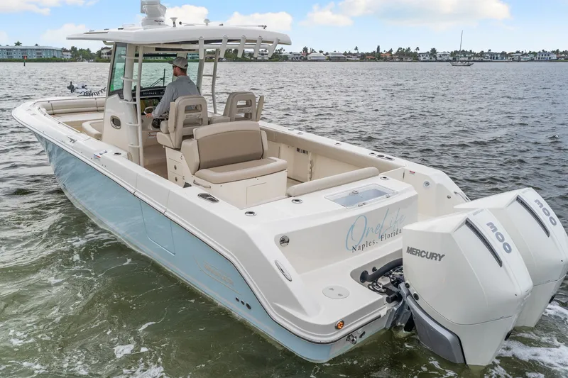 Slide: The Image of Boston Whaler 330 OUTRAGE 2022 - 8