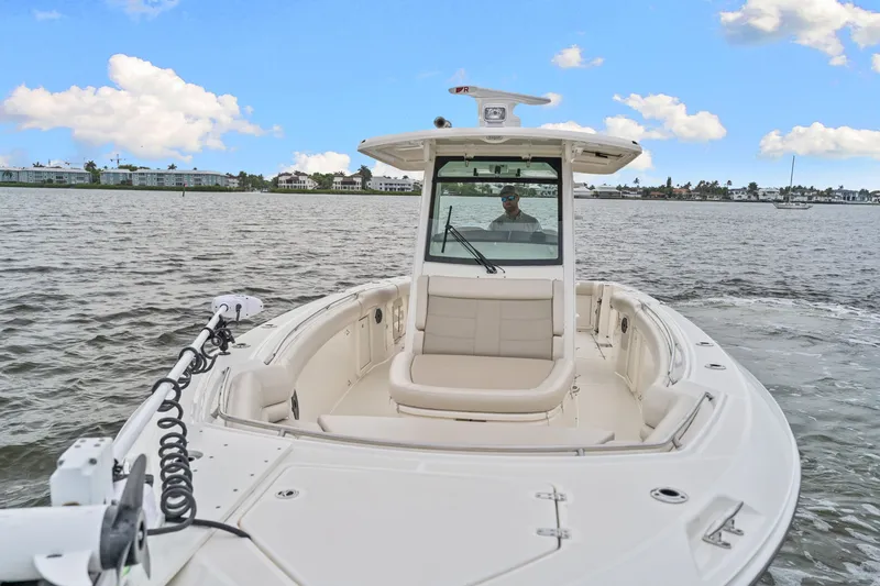 Slide: The Image of Boston Whaler 330 OUTRAGE 2022 - 9