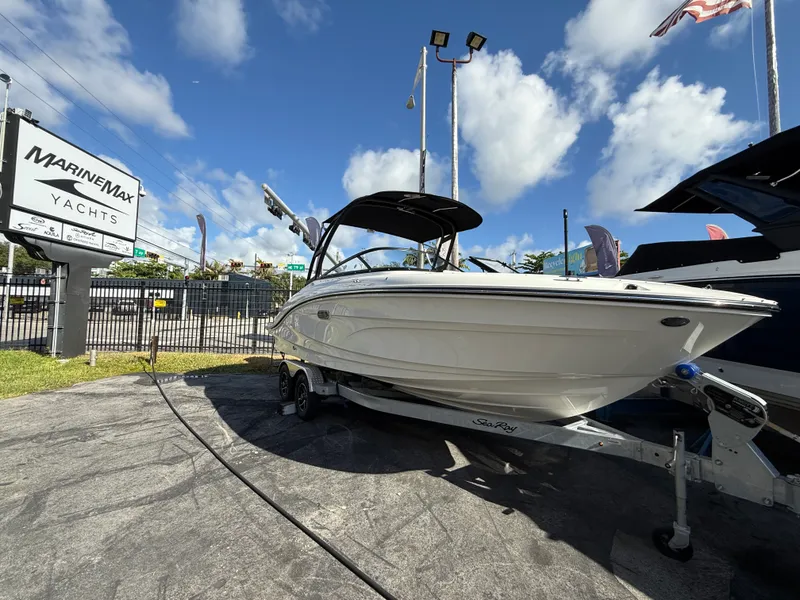 Slide: The Image of Sea Ray SPX 210 Outboard 2025 - 1