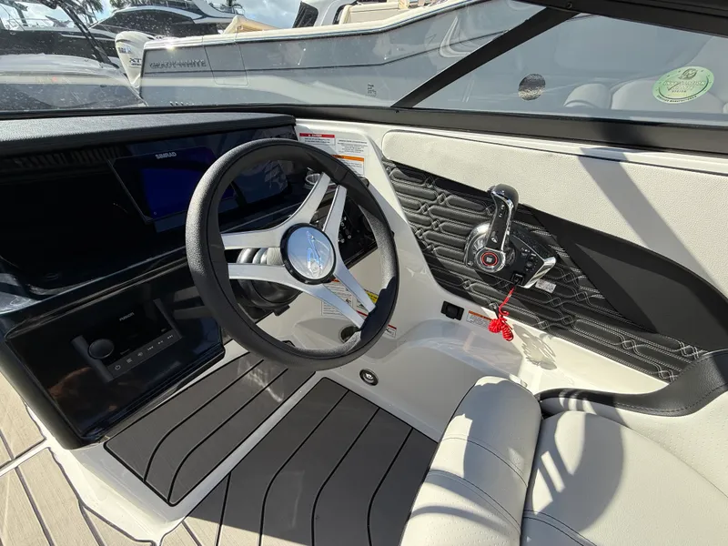 Slide: The Image of Sea Ray SPX 210 Outboard 2025 - 10