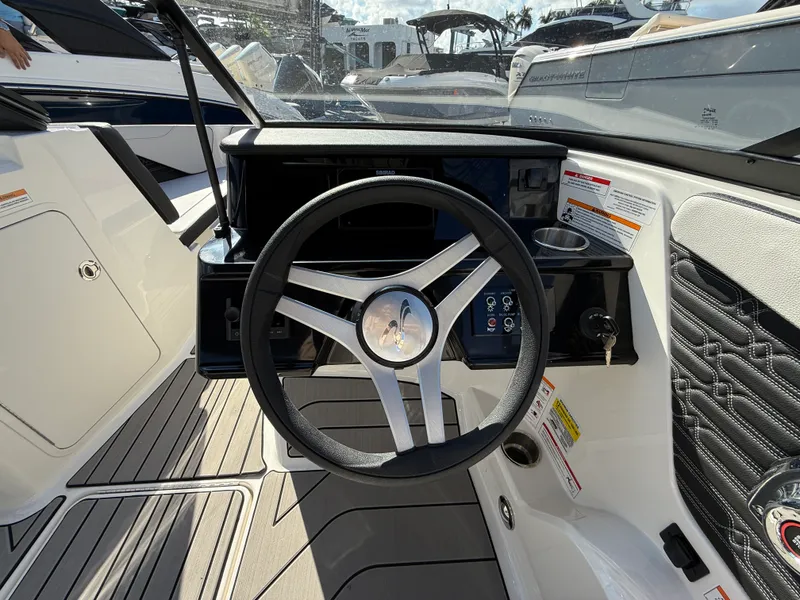 Slide: The Image of Sea Ray SPX 210 Outboard 2025 - 11