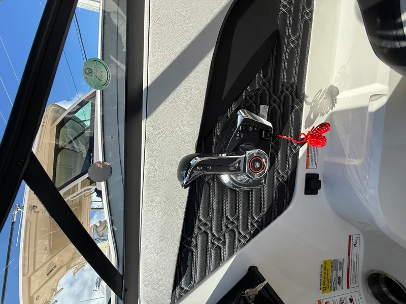 Slide: The Image of Sea Ray SPX 210 Outboard 2025 - 12