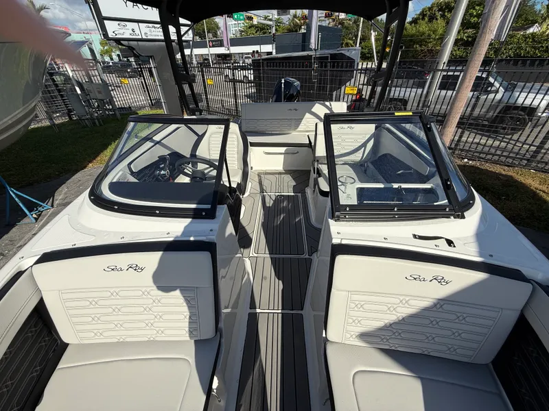 Slide: The Image of Sea Ray SPX 210 Outboard 2025 - 13