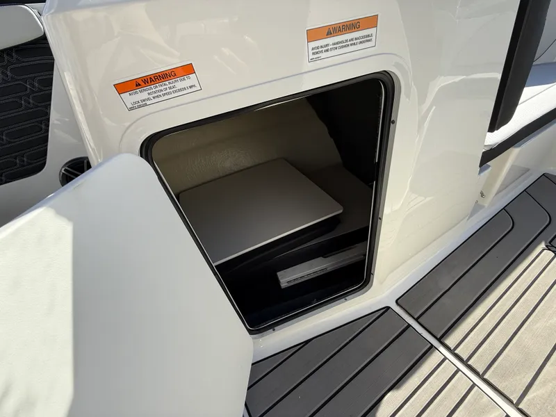 Slide: The Image of Sea Ray SPX 210 Outboard 2025 - 14