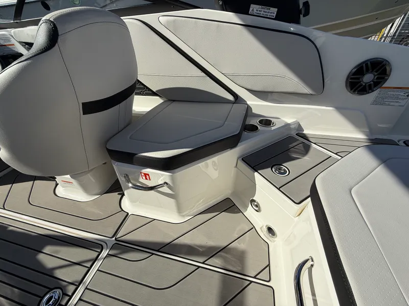 Slide: The Image of Sea Ray SPX 210 Outboard 2025 - 15