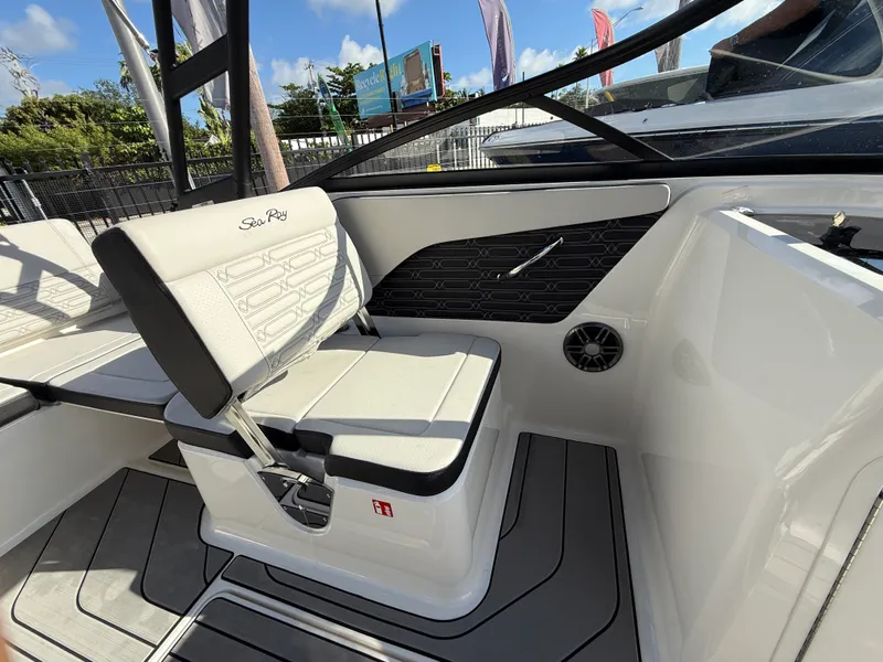 Slide: The Image of Sea Ray SPX 210 Outboard 2025 - 17
